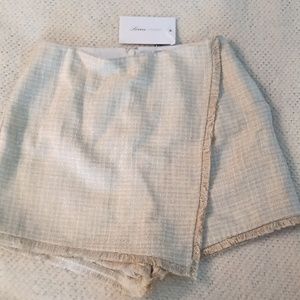 Lovers & Friends Skort textured with gold thread Pockets